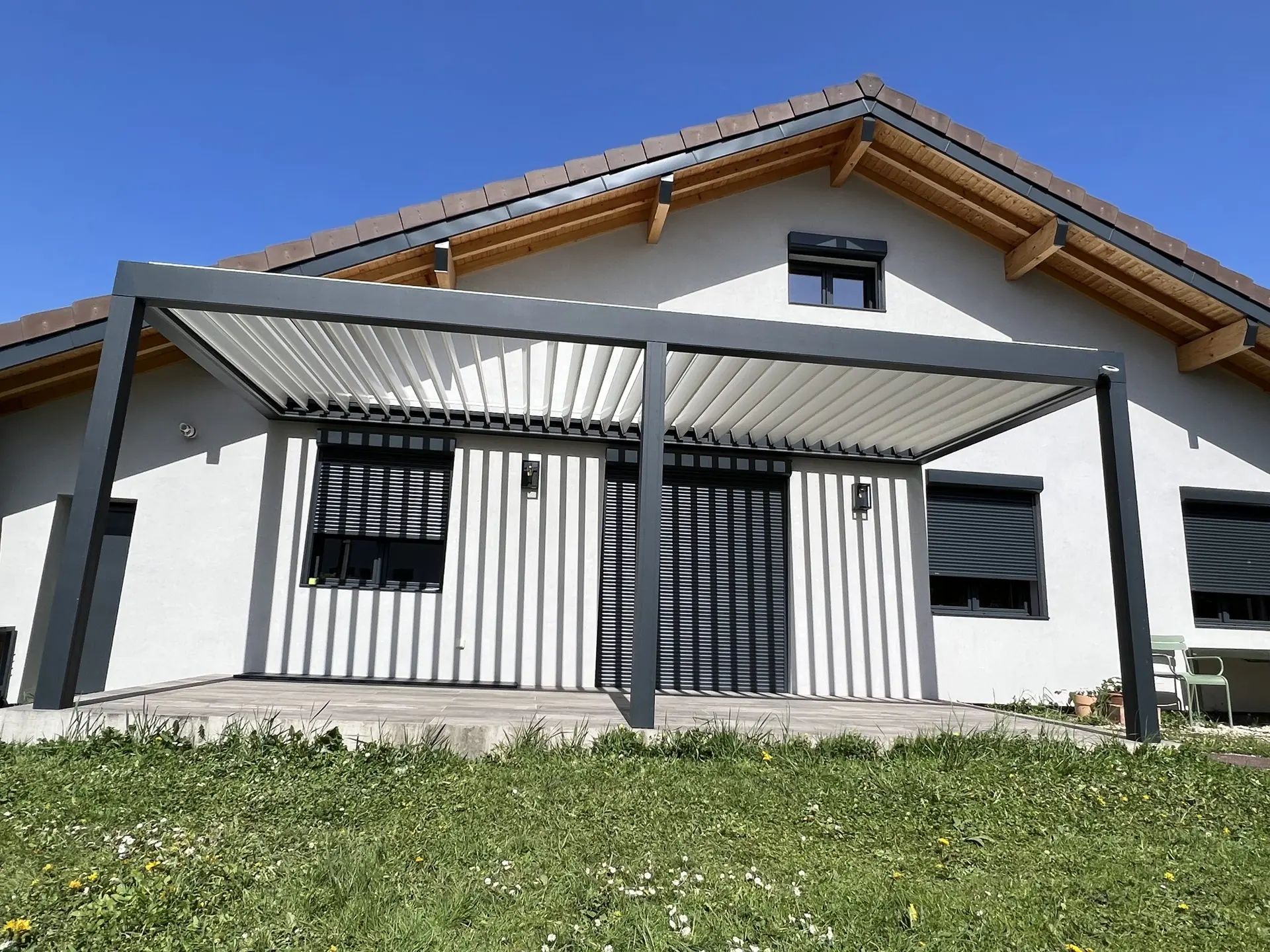 Pergola bioclimatique installée en Haute-Savoie